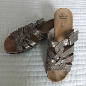 Clarks Lexi Dill Metallic Pewter Leather Wedge Heel Sandals Womens Size 7 In EUC